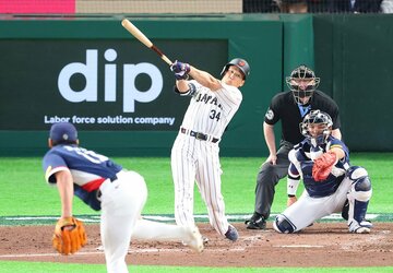 ３回、このイニング３本目となる一発を放った侍ジャパン・吉田正尚(中)