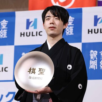就位式に出席した藤井聡太棋聖　