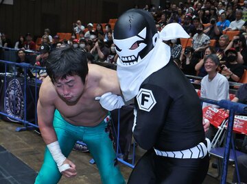 場外で田口を攻める戦闘員Ｆ（エル・デスペラード）