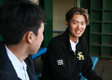記者の質問に笑顔で応える佐藤航