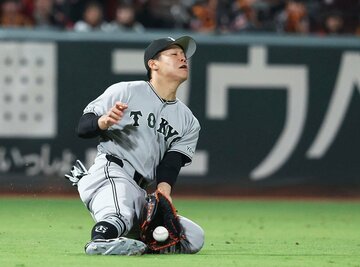 広島・小園の打球の捕球はワンバウンドだった巨人・佐々木俊輔