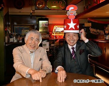 当時放送作家を務めた萩原氏とウルトラクイズの帽子を被る小倉アナウンサー