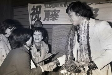 女性ファンに出迎えられ凱旋帰国（７８年２月）