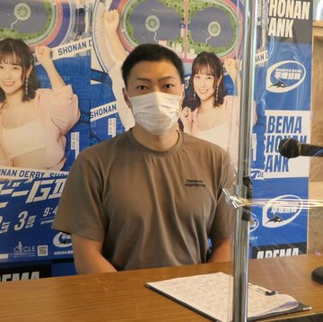 順延についての取材に応じる新田祐大