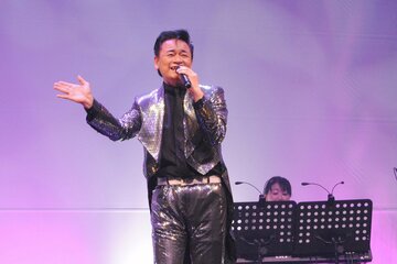 ２５周年記念曲「家族」を歌う北川大介