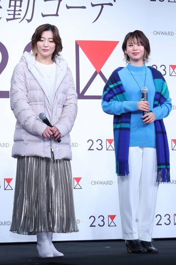 高木美帆の姉・菜那さん(右)とともにモデルに挑戦した角田夏実さん（2024年）