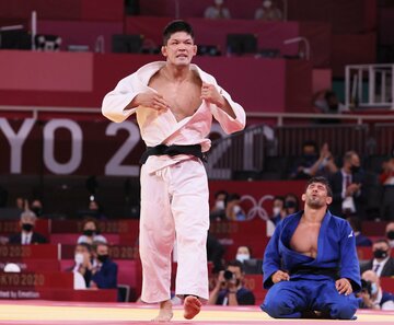  死闘となった決勝を制し、勝利をかみしめる大野将平(左)