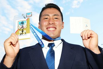 巨人・原監督手書きのメッセージが入った「確定札」を持つ高松商・浅野