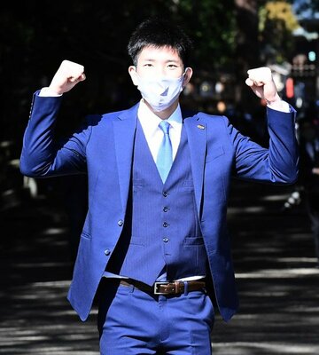  ガッツポーズする戸郷翔征