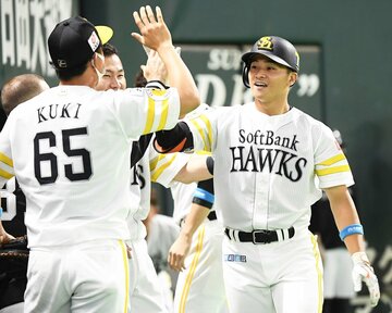  ベンチで祝福されるソフトバンク・谷川原(右)