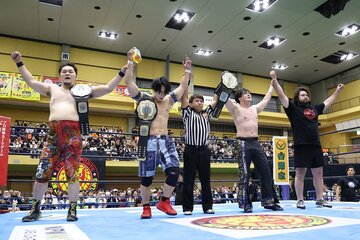 矢野通＆ＹＯＨ＆マスター・ワト（右端はウルフアロン）