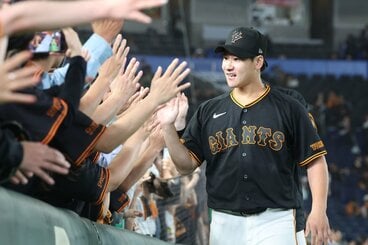 ３勝目をあげファンとタッチする巨人・井上