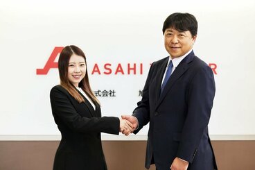 旭タンカーとスポンサー契約を締結した紀平梨花(左)と、同社の春山茂一代表取締役社長
