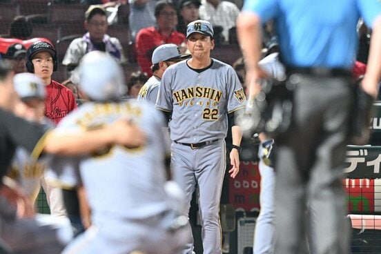 7回、この日2個目の死球に悶絶する前川(手前)を心配そうに見つめる藤川監督