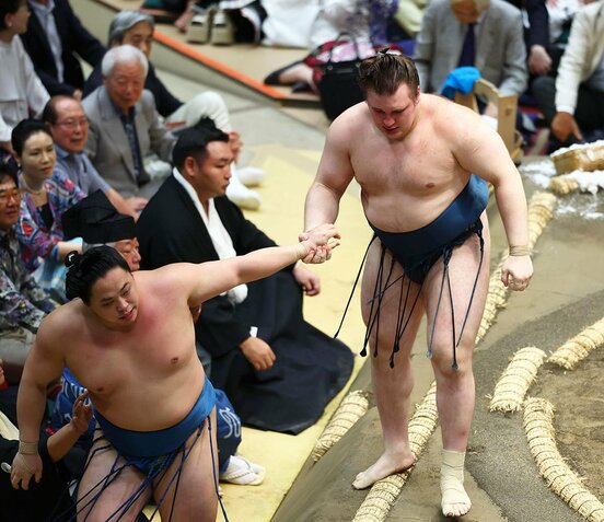 琴栄峰(左)を寄り切った安青錦
