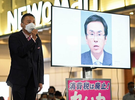  石原伸晃氏に挑戦状をたたきつけた山本太郎氏(左)