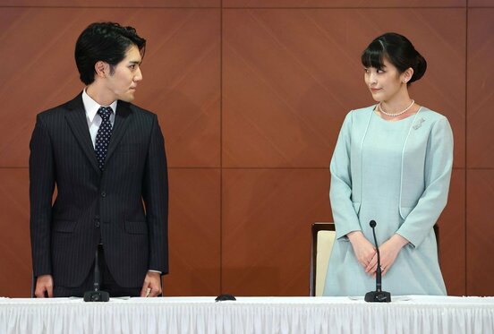  見つめ合う圭さんと眞子さん（代表撮影）