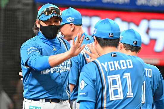 3年連続でチームをCSファイナルへ導いた日本ハム・新庄監督(左)