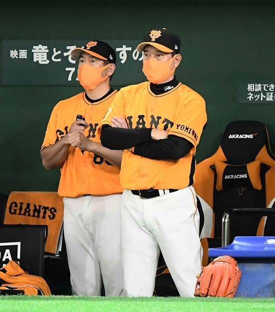  原監督の後ろに控える石井野手総合コーチ（左）