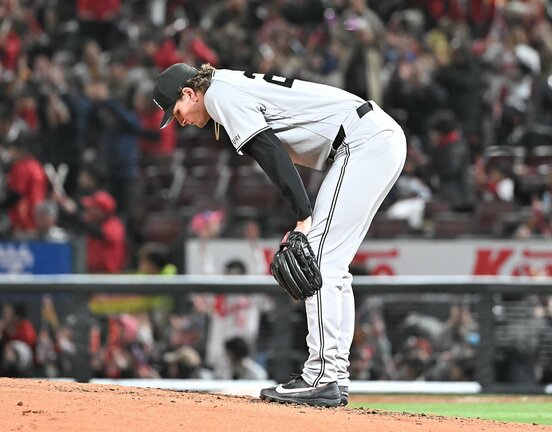 5回二死から広島・大盛に2ランを浴び、肩を落とす巨人・ウィットリー