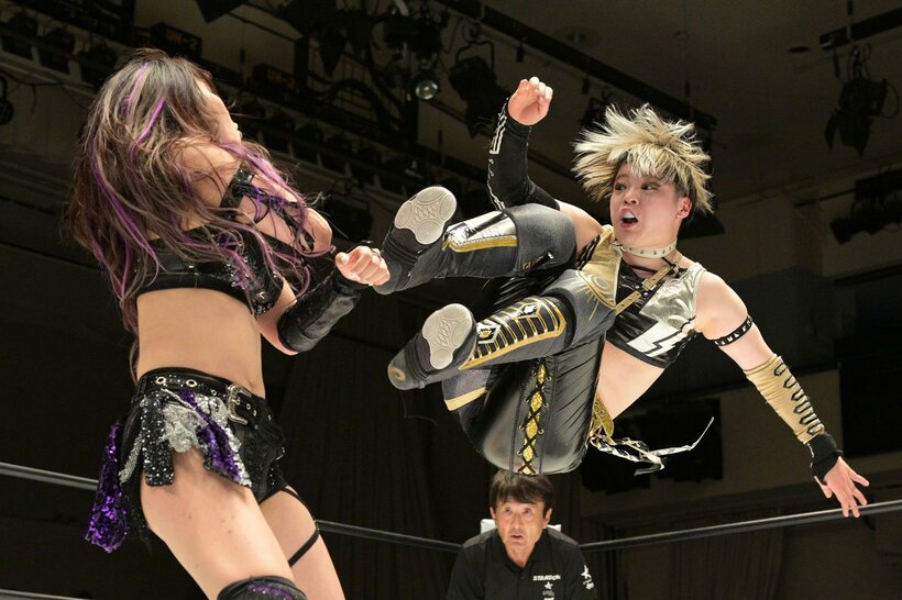 稲葉あずさ(左)にドロップキックを放つ八神蘭奈
