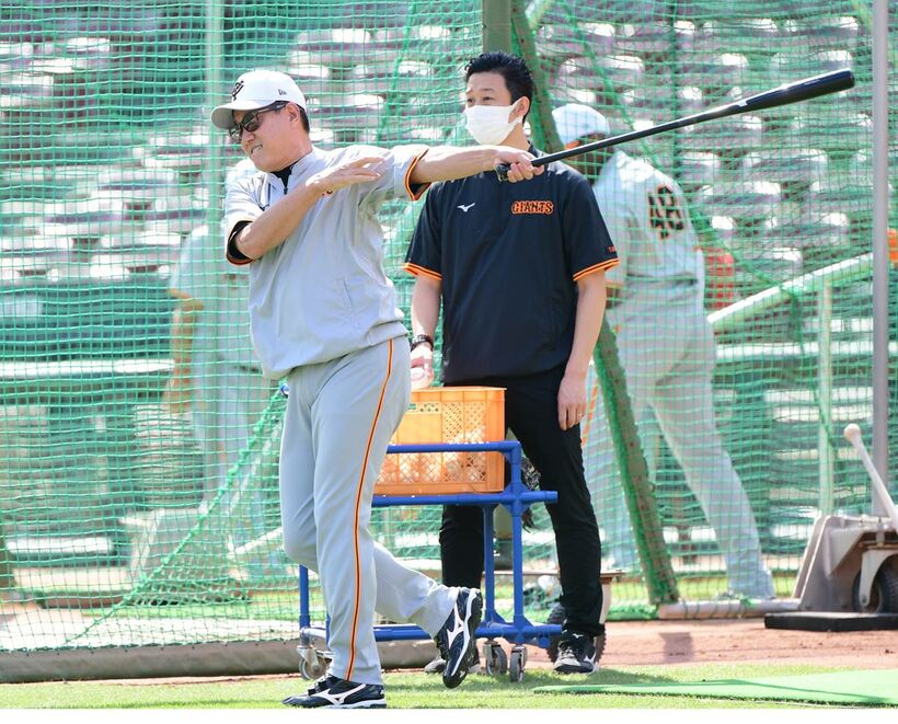  ノックを打つ巨人・原辰徳監督(東スポWeb)