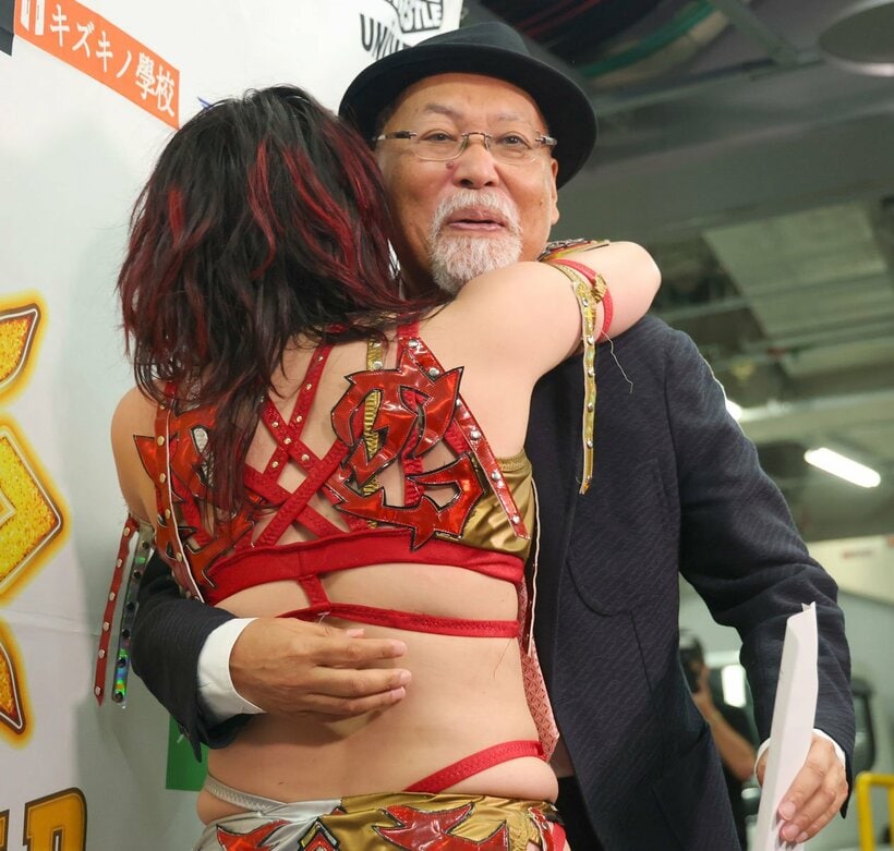 林下詩美に抱きつかれるロッシー小川氏