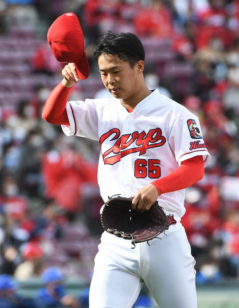  納得の投球とはいかず、肩を落とす広島・玉村