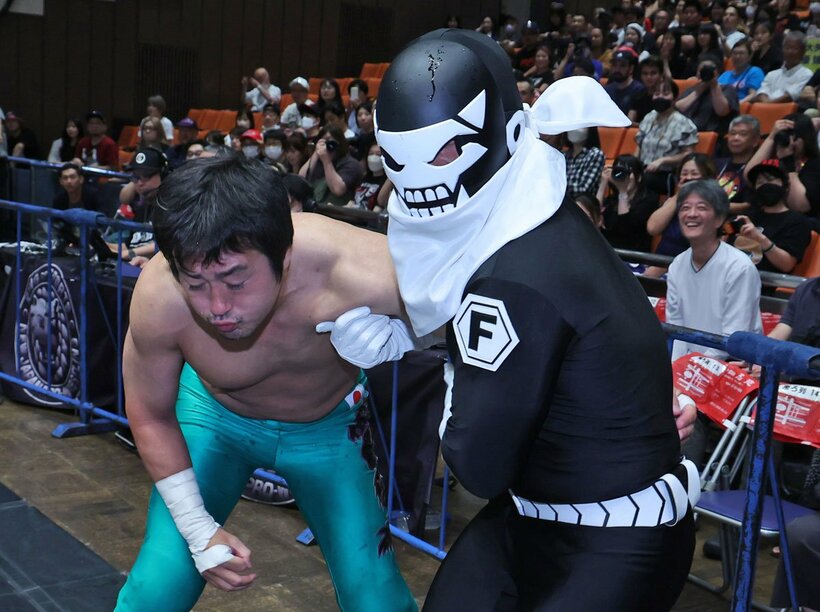 場外で田口を攻める戦闘員Ｆ（エル・デスペラード）