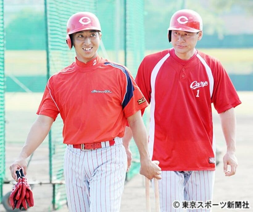  現役時代の東出（左）と前田智（２００９年）