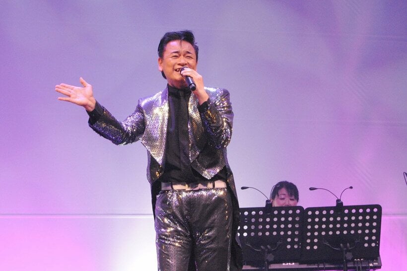 ２５周年記念曲「家族」を歌う北川大介