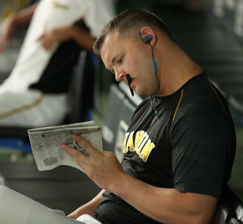  ベンチで新聞を凝視する阪神・サンズ