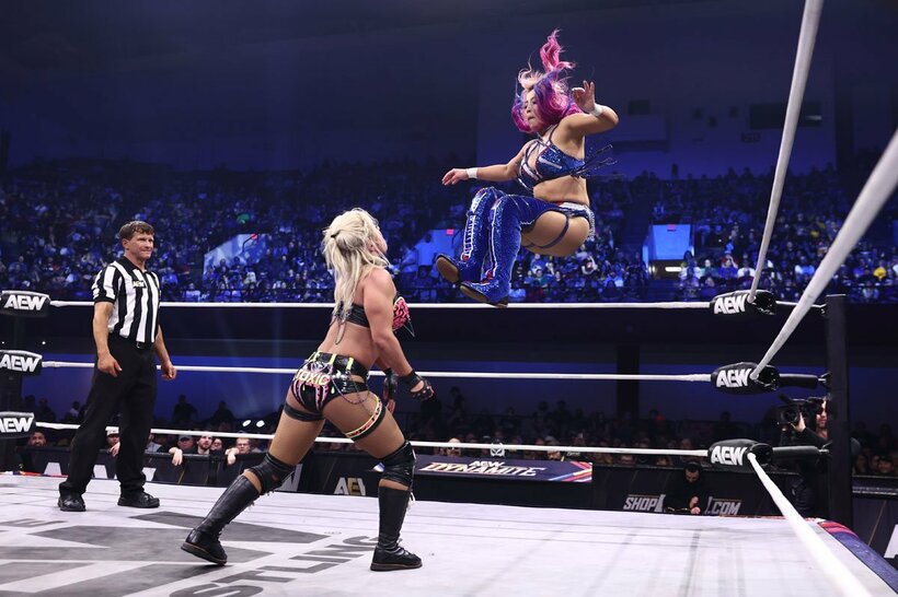 テクラ（左）にミサイルキックをぶち込む白川未奈（©All Elite Wrestling）