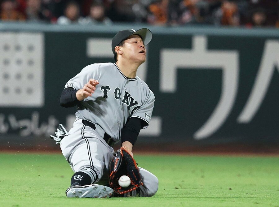 広島・小園の打球の捕球はワンバウンドだった巨人・佐々木俊輔