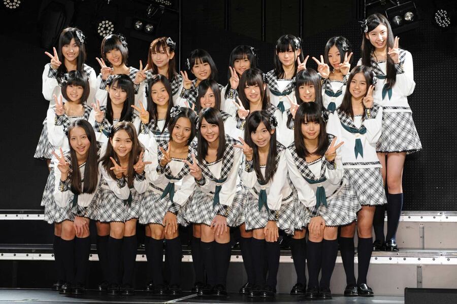 HKT48第1期生(田中は最後列左から2人目、2011年)
