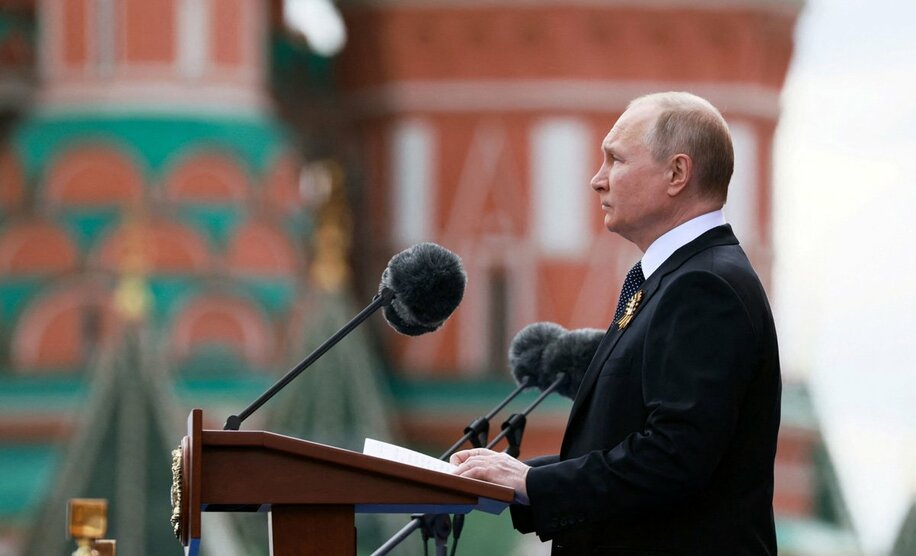  戦勝記念日に演説するプーチン大統領（ロイター）