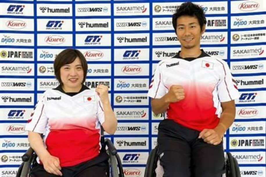  左から岡崎愛子、上山友裕（日本身体障害者アーチェリー連盟提供）