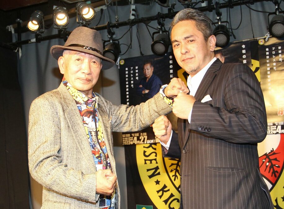  左から藤原敏男、元全日本キックリングアナで「ＫＮＯＣＫ　ＯＵＴ」プロデューサーの宮田充氏（東スポWeb）