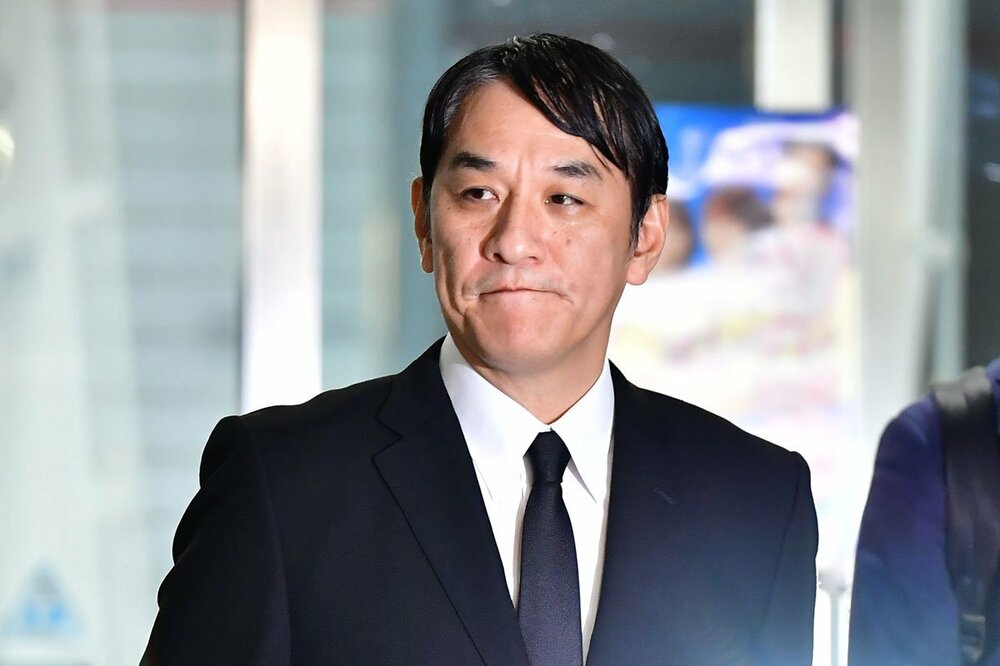 警察署から出てきて謝罪するピエール瀧