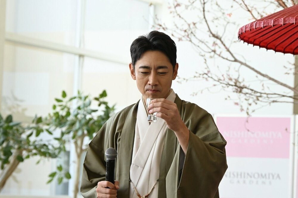 地酒を口にする小泉孝太郎