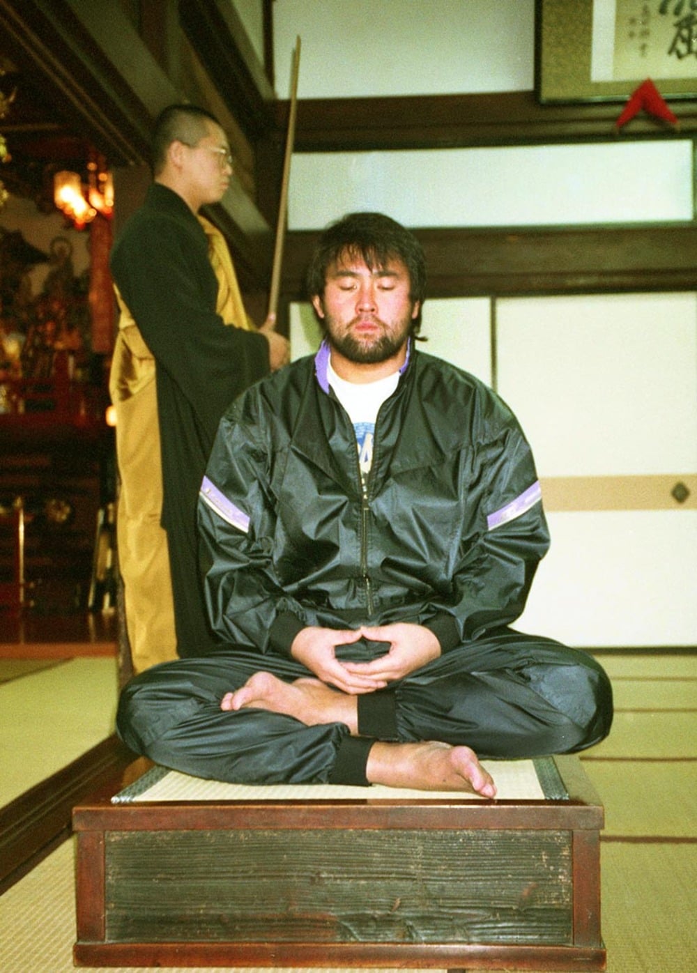 座禅を組む武藤(1995年3月、新潟・三島郡越路町の満光寺)