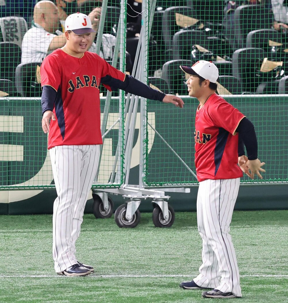 仲良くストレッチする村上と近藤