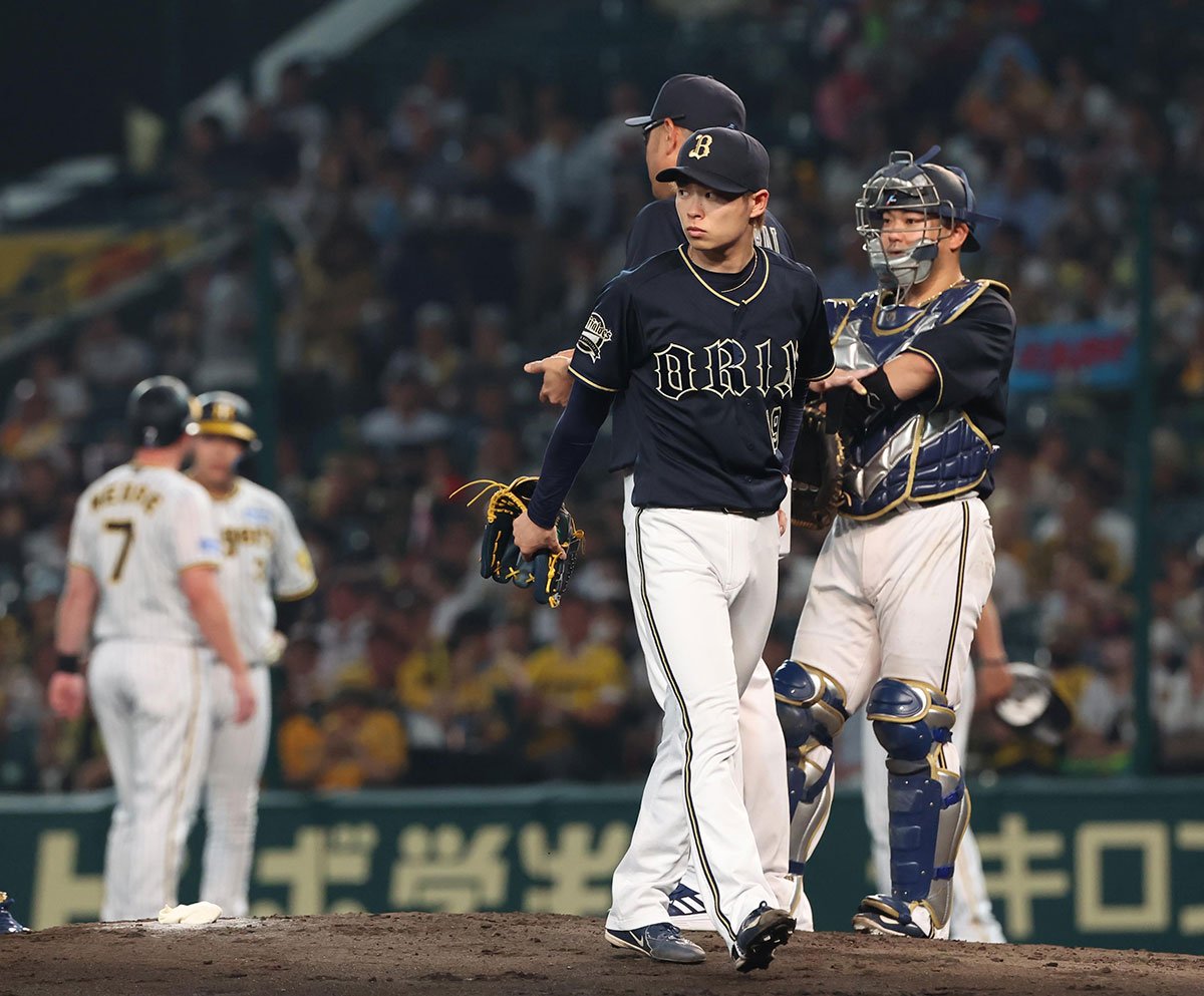 オリックス】山岡泰輔が無念の5回途中2失点降板 ベンチでグラブを