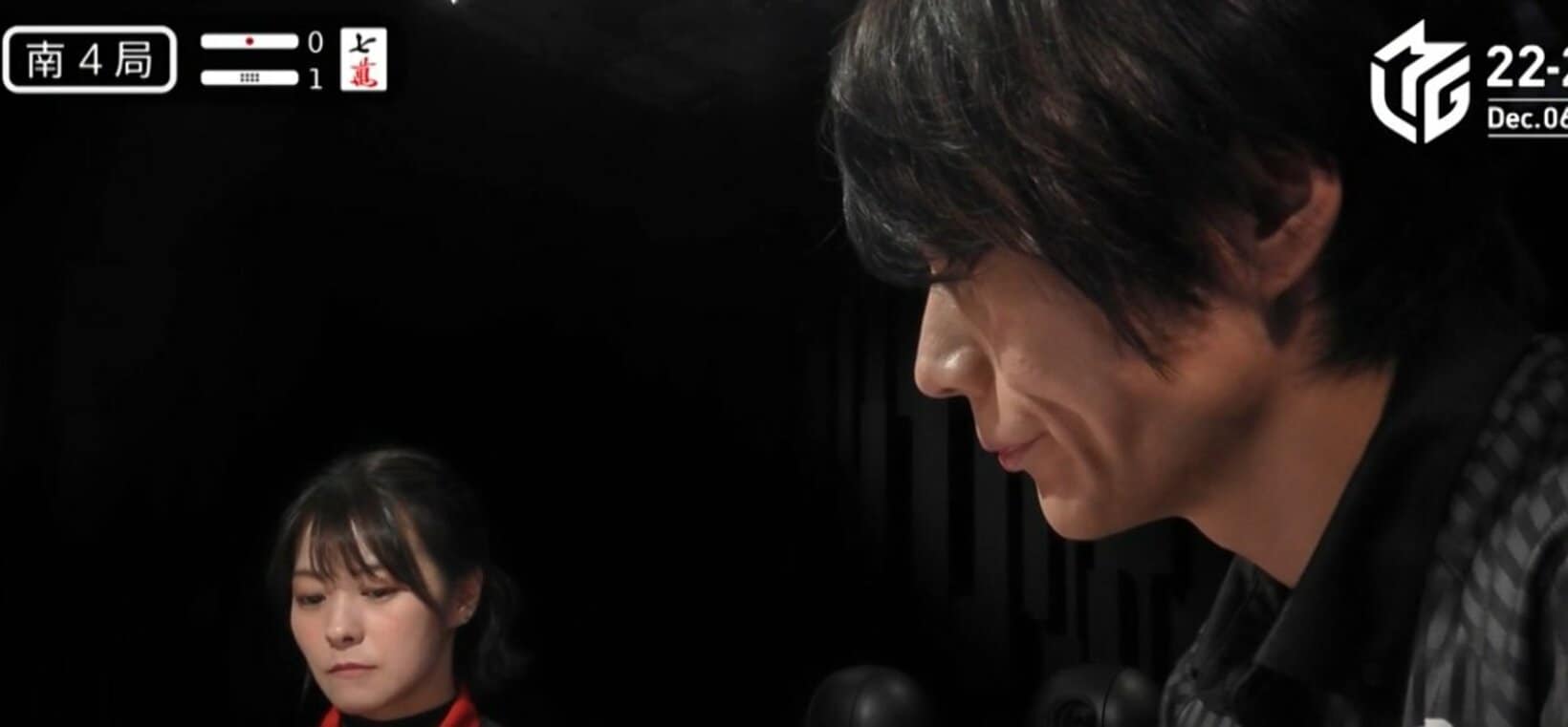本田選手の捨て牌を見る亜樹選手