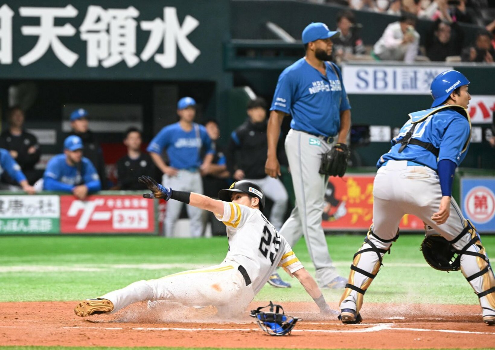 延長１０回、サヨナラのホームを踏むソフトバンク・周東(中)