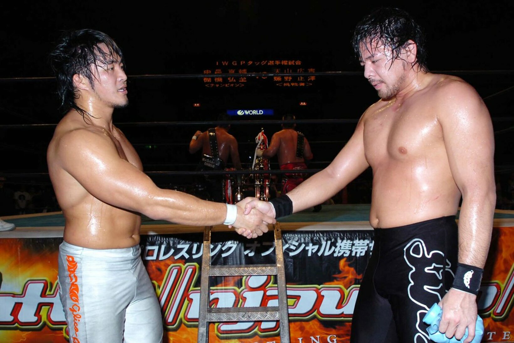 握手で中邑真輔（右）とのタッグを解消（05年10月）