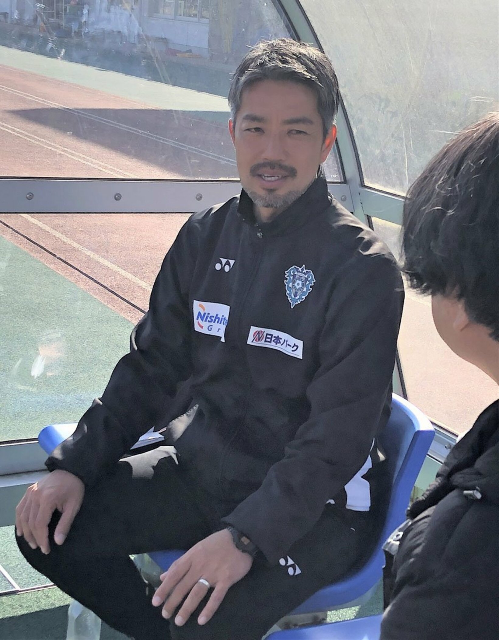 インタビューに応じた塚原暫定監督