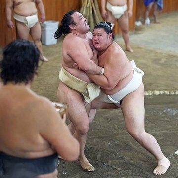 霧島（左）を相手に相撲を取った大の里（代表撮影）
