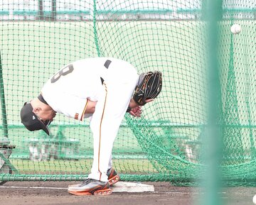 グラブを着け、一塁で送球を受けた巨人・阿部監督