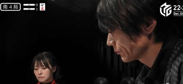 本田選手の捨て牌を見る亜樹選手